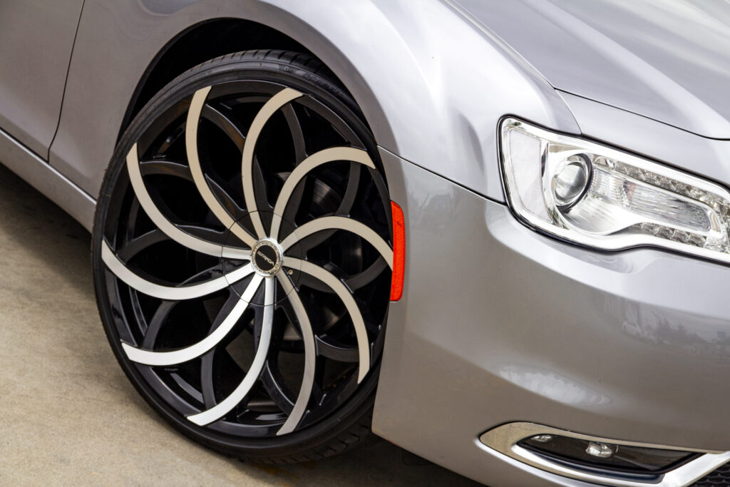 Chrysler C300 on Strada Huracan Wheels