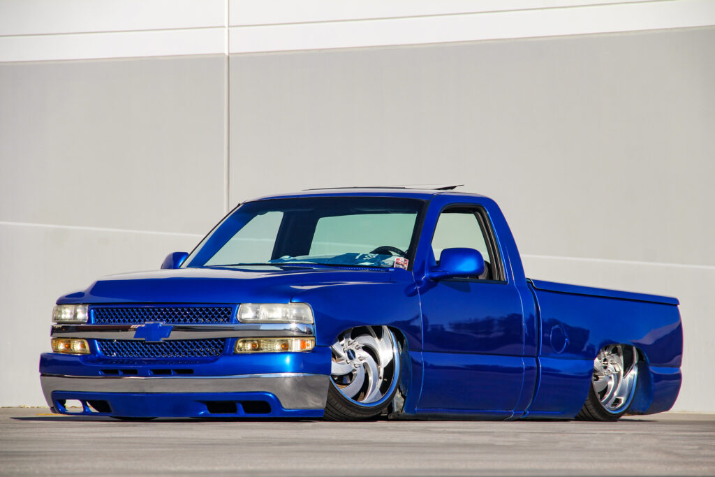 Strada Street Classics Retro6 on a Blue Silverado – Strada Wheels